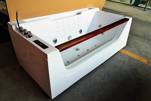 Um quadrado interno da banheira de hidromassagem da hidroterapia da pessoa mini com elevação de Bluetooth